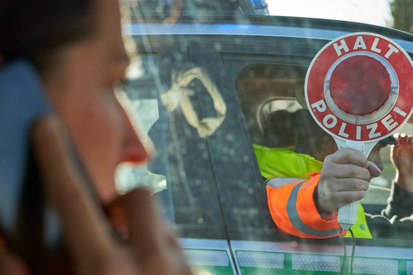 Polizeikontrolle: Für Ordnungswidrigkeiten im Straßenverkehr kann es Punkte in Flensburg geben.