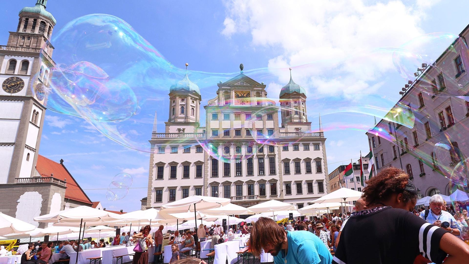 Augsburger Hohes Friedensfest: Jedes Jahr wird auf dem Rathausplatz an der Friedenstafel gemeinsam gespeist.