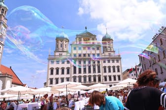 Augsburger Hohes Friedensfest: Jedes Jahr wird auf dem Rathausplatz an der Friedenstafel gemeinsam gespeist.