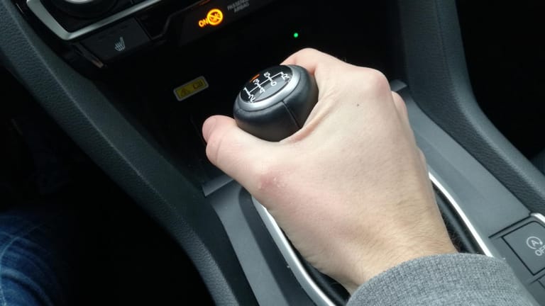 Klassische Handschaltung: Dieses Getriebe steckt nach wie vor in vielen Autos.