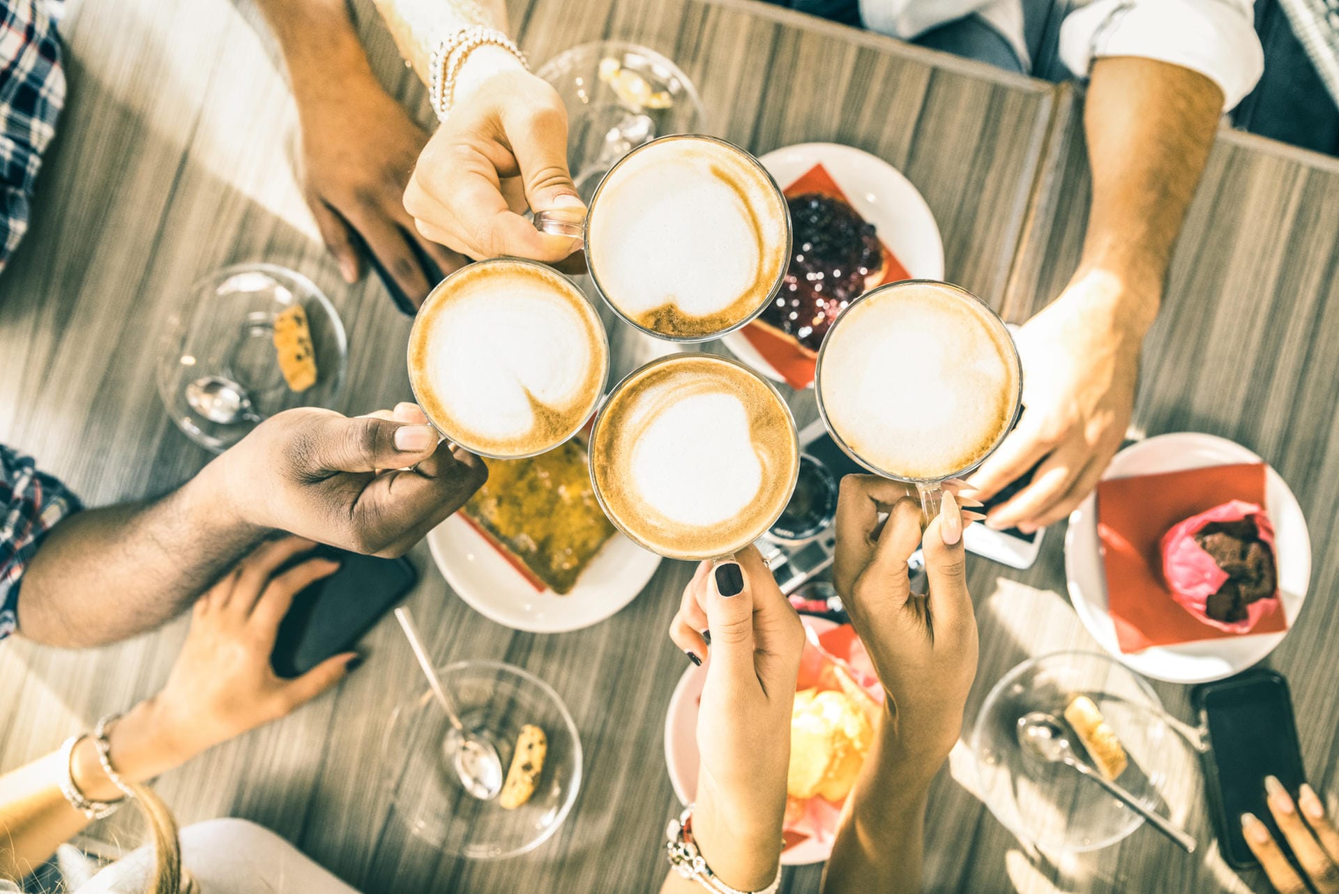 Den größten positiven Effekt erreichen Menschen, die zwei bis vier Tassen Kaffee am Tag trinken, im Vergleich zu denen, die überhaupt keinen Kaffee zu sich nehmen. Kaffeetrinker können ihr Risiko für bestimmte Krankheiten deutlich senken.