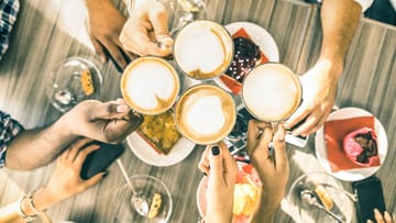 Den größten positiven Effekt erreichen Menschen, die zwei bis vier Tassen Kaffee am Tag trinken, im Vergleich zu denen, die überhaupt keinen Kaffee zu sich nehmen. Kaffeetrinker können ihr Risiko für bestimmte Krankheiten deutlich senken.