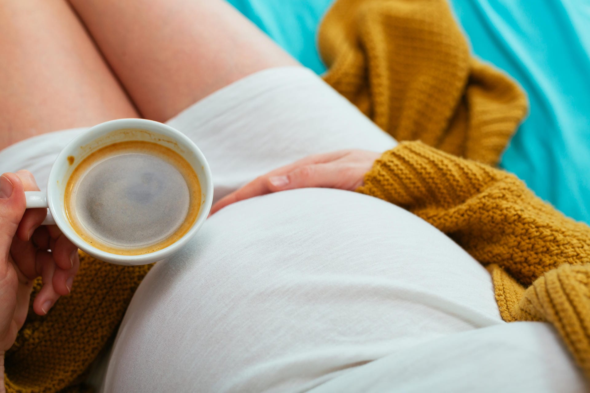 Aber nicht jeder verträgt Kaffee unter anderem wegen des enthaltenen Koffeins. Dazu gehören Schwangere, denn das Koffein übertritt die Plazenta. Der Fötus kann diesen Stoff jedoch noch nicht abbauen.