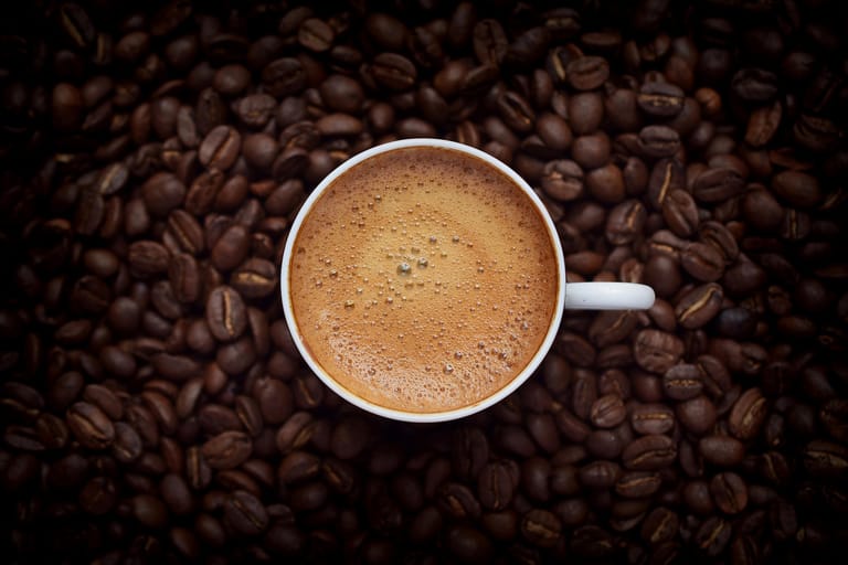 Zu den wichtigsten Wirkstoffen des Kaffees gehören neben dem Koffein weitere natürliche chemische Verbindungen – etwa aus der Kaffeesäure.