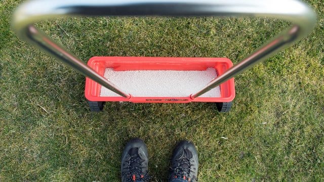 Hilfe für verbrannte Halme: Auch für Sportrasen muss es noch nicht zu spät sein.