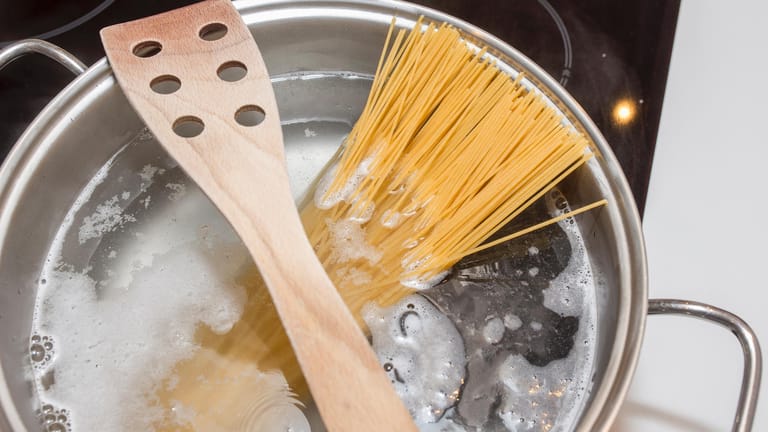 Nudeln kochen: Ein Holzlöffel quer über den Topf gelegt, kann verhindern, dass das Wasser überkocht.