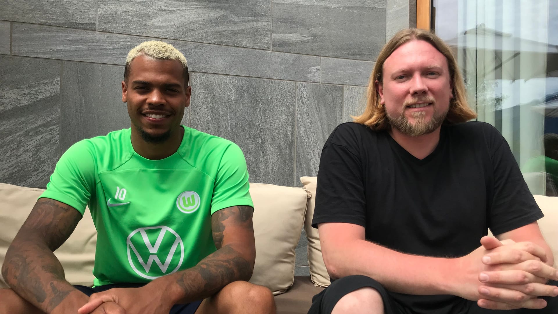 Nationalspieler Lukas Nmecha (l.) traf t-online-Redakteur Alexander Kohne im Trainingslager im österreichischen Seefeld.