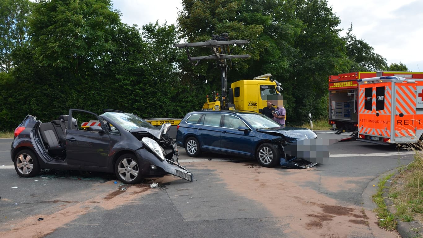 Frontal-Crash bei Bad Homburg: Ein 37 Jahre alter Mann befuhr mit seinem VW Passat die Zeppelinstraße aus Oberstedten kommend in Richtung Hochtaunusklinik.