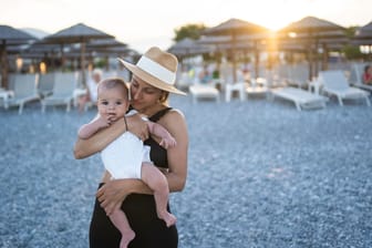 Urlaub mit Baby: Nicht nur kurze Reisen mit Baby sind beliebt. Viele Mütter und Väter nutzen die Elternzeit, um länger unterwegs zu sein.