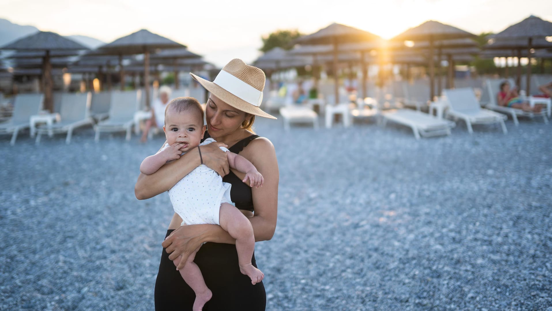 Urlaub mit Baby: Nicht nur kurze Reisen mit Baby sind beliebt. Viele Mütter und Väter nutzen die Elternzeit, um länger unterwegs zu sein.