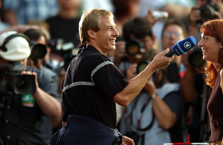 2004 wechselt sie zur ARD. In der "Sportschau" bekommt sie es hier mit dem damaligen Bundestrainer Jürgen Klinsmann zu tun.