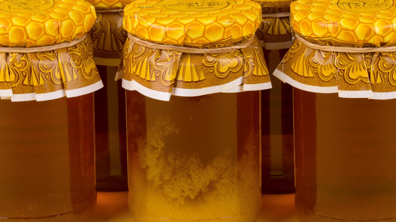 Kristallisierter Honig: Wenn sich Kristalle im Honig bilden und er fest wird, bedeutet das nicht, dass Sie ihn wegschmeißen müssen.