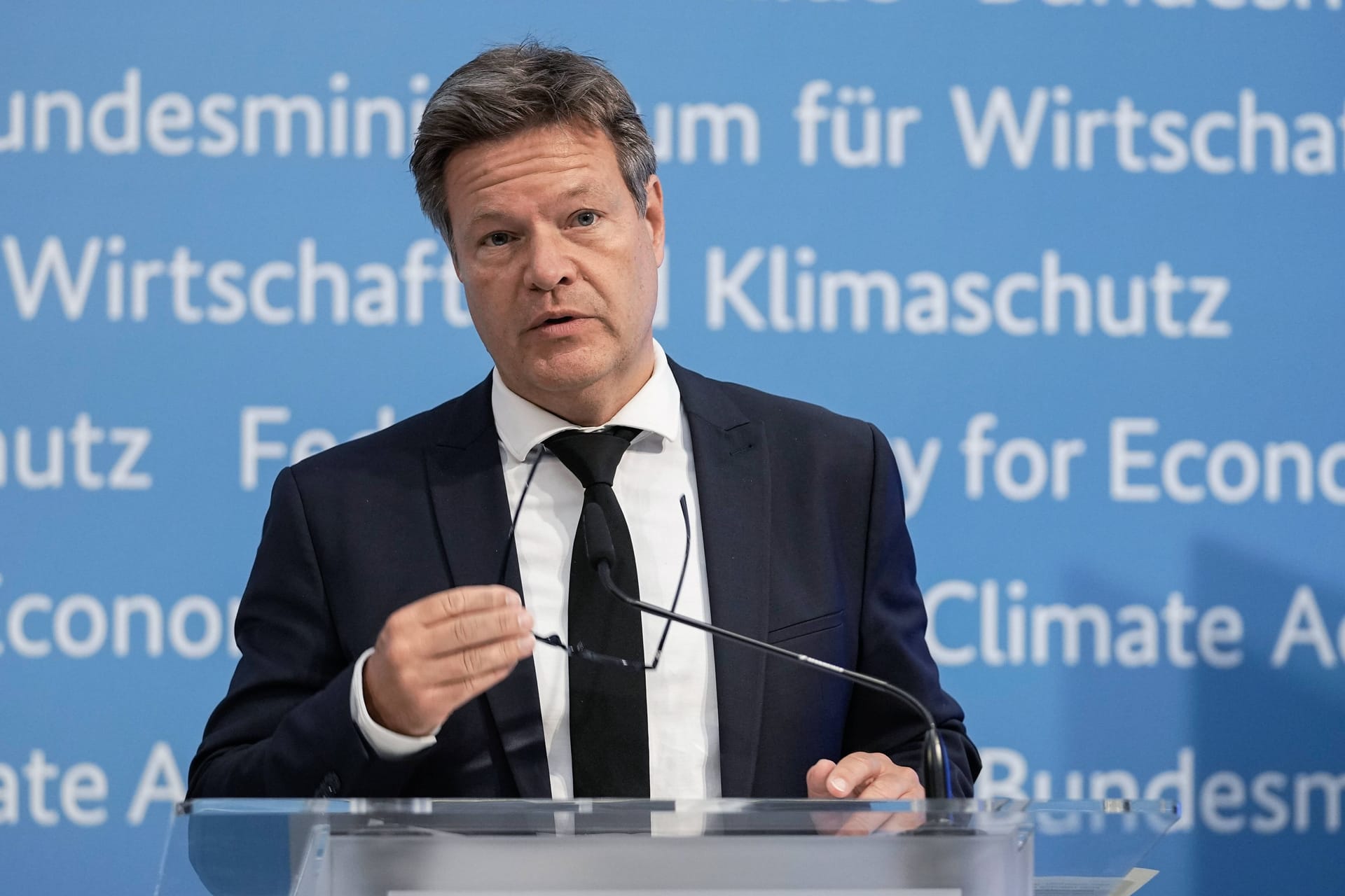 Robert Habeck bei einer Pressekonferenz (Archivbild): Der Wirtschaftsminister zeigt sich zufrieden mit den Gaseinsparungen in Deutschland. Robert Habeck bei einer Pressekonferenz (Archivbild): Der Wirtschaftsminister zeigt sich zufrieden mit den Gaseinsparungen in Deutschland.