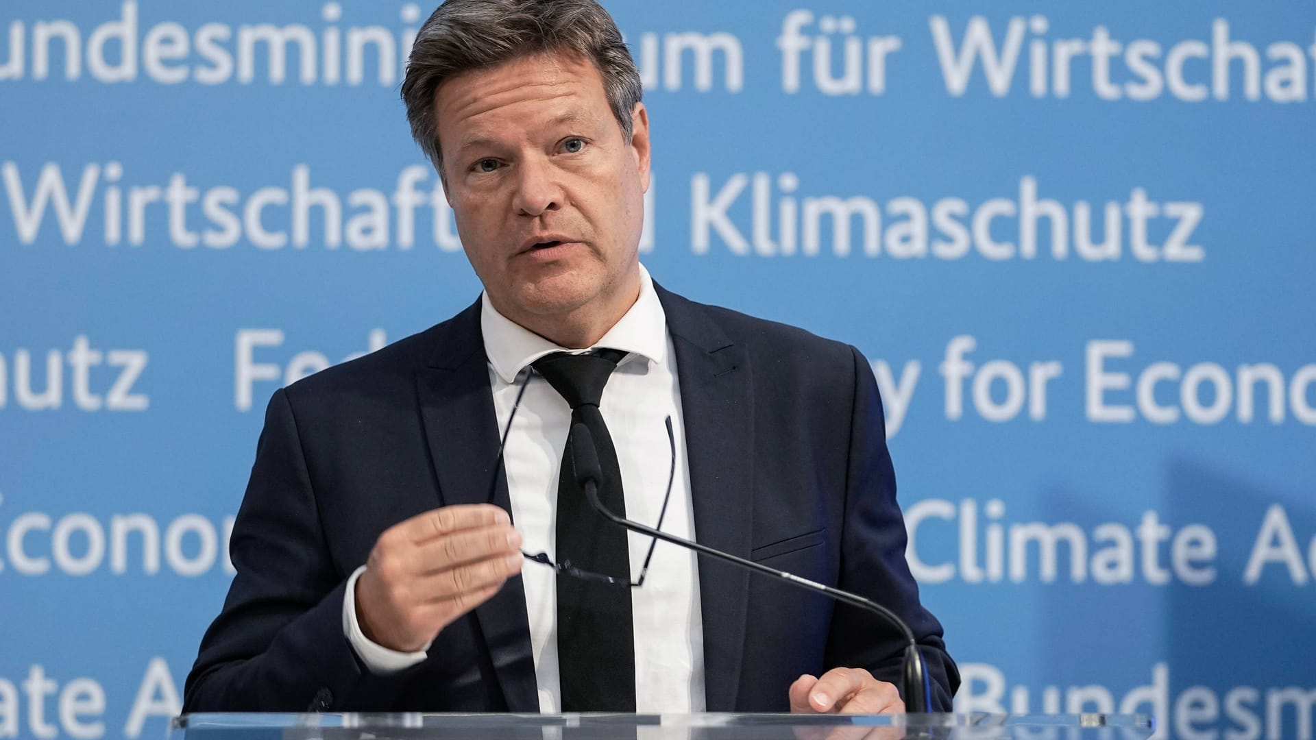 Robert Habeck bei einer Pressekonferenz (Archivbild): Der Wirtschaftsminister zeigt sich zufrieden mit den Gaseinsparungen in Deutschland. Robert Habeck bei einer Pressekonferenz (Archivbild): Der Wirtschaftsminister zeigt sich zufrieden mit den Gaseinsparungen in Deutschland.
