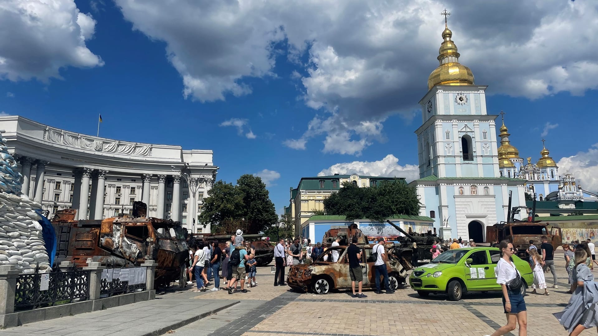 Auftakt in Kiew: In der ukrainischen Hauptstadt wurden die zerschossenen Militärfahrzeuge als erstes gezeigt.