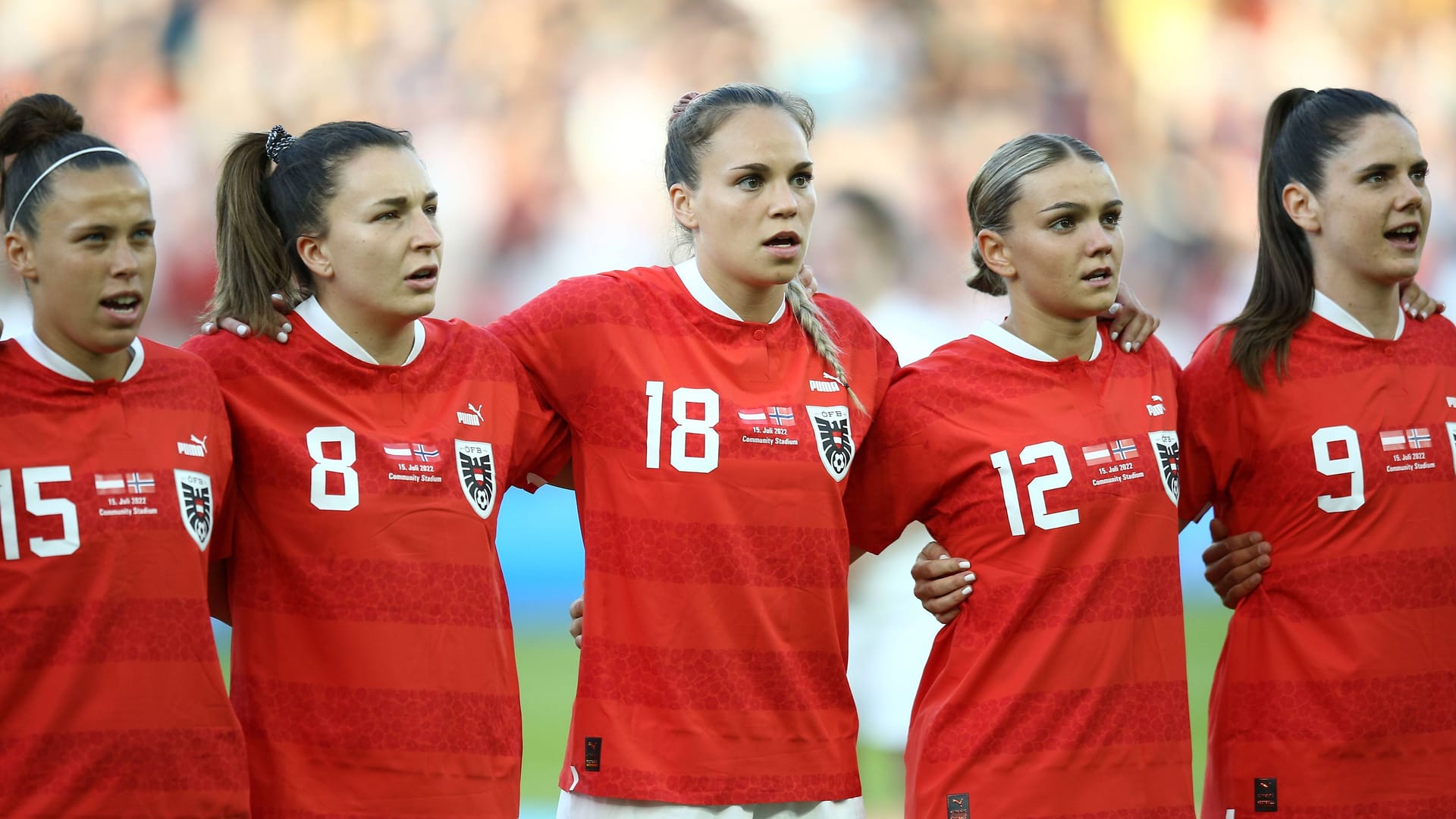 Die Österreicherinnen Nicole Billa, Barbara Dunst, Julia Hickelsberger-Fueller, Laura Wienroither and Sarah Zadrazil (von links nach rechts) vor der Partie gegen Norwegen: Österreich gewann mit 1:0.