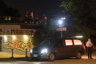 Ein Leichenwagen steht vor der Unglücksunterführung: Notfallseelsorger kümmerten sich um die Zeugen.