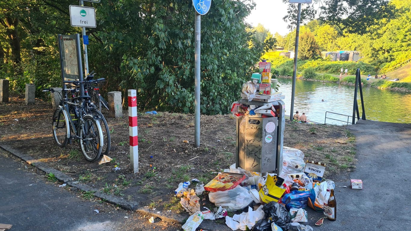 Völlig überfüllte Mülleimer: Gerade einmal zwei öffentliche Abfalleimer befinden sich an der Brücke an der Weidenstraße.