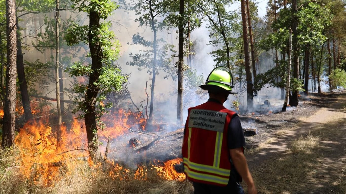 Ein Feuerwehrmann im Einsatz: Aktuell ist in Hanau ein Waldbrand ausgebrochen.
