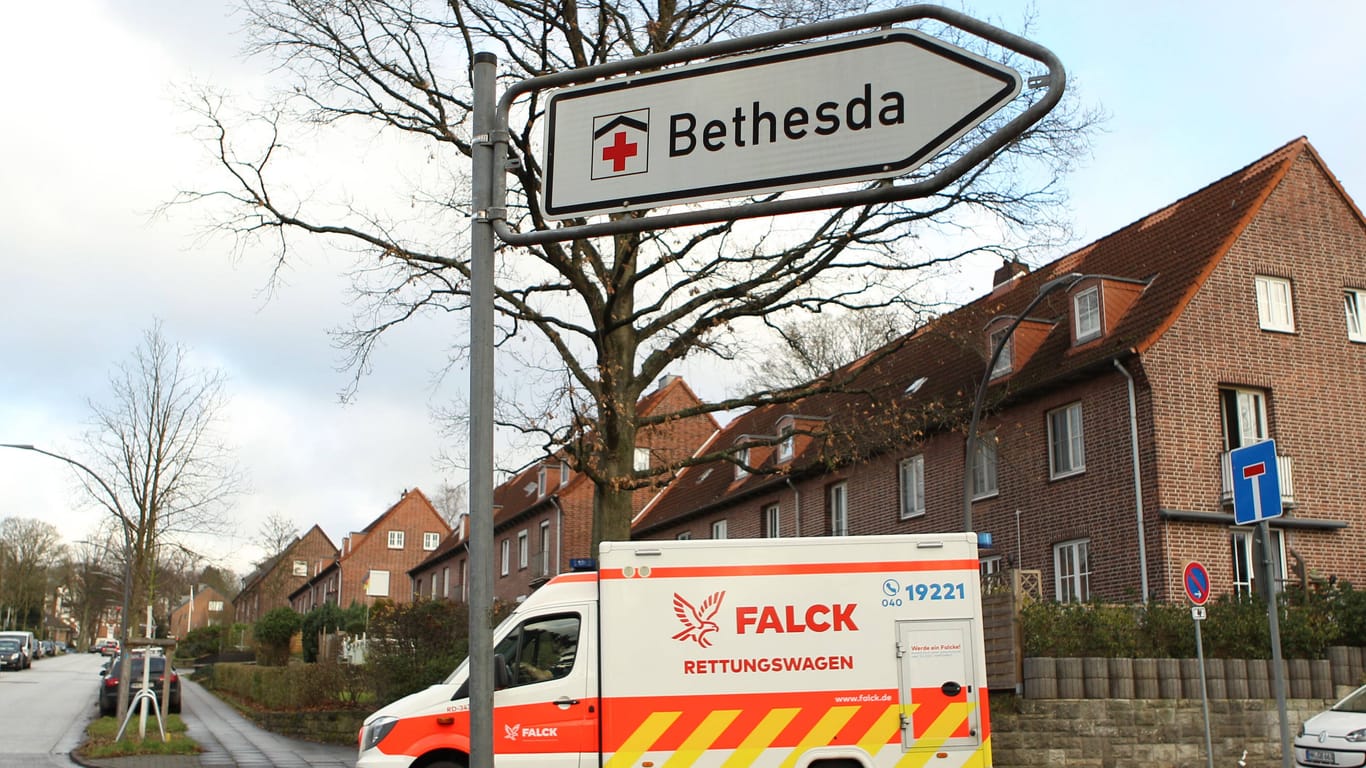 Ein Wegweiser zum Bethesda-Klinikum in Hamburg: Auch zahlreiche Pflegekräfte haben sich mit dem Virus infiziert.