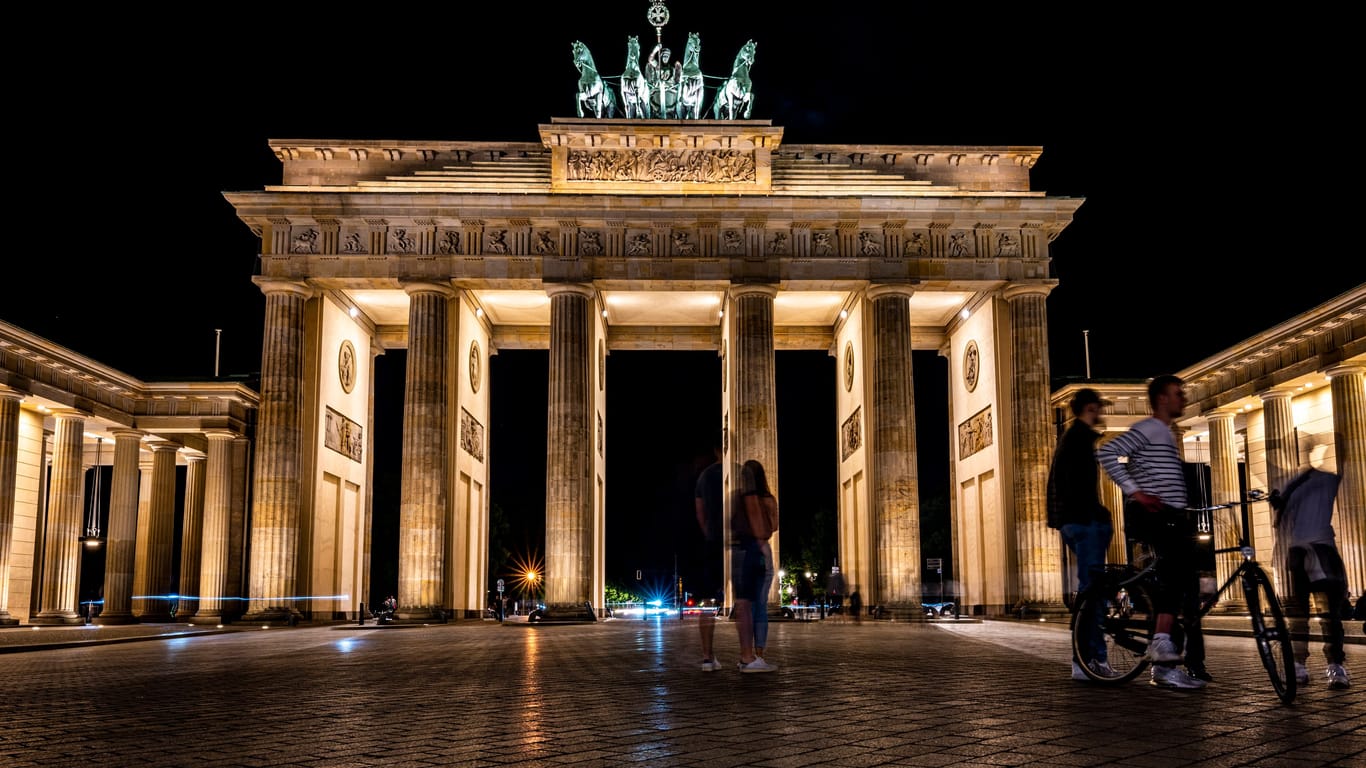 So sieht das Brandenburger Tor bislang nachts aus (Symbolbild): Doch das könnte sich ändern.
