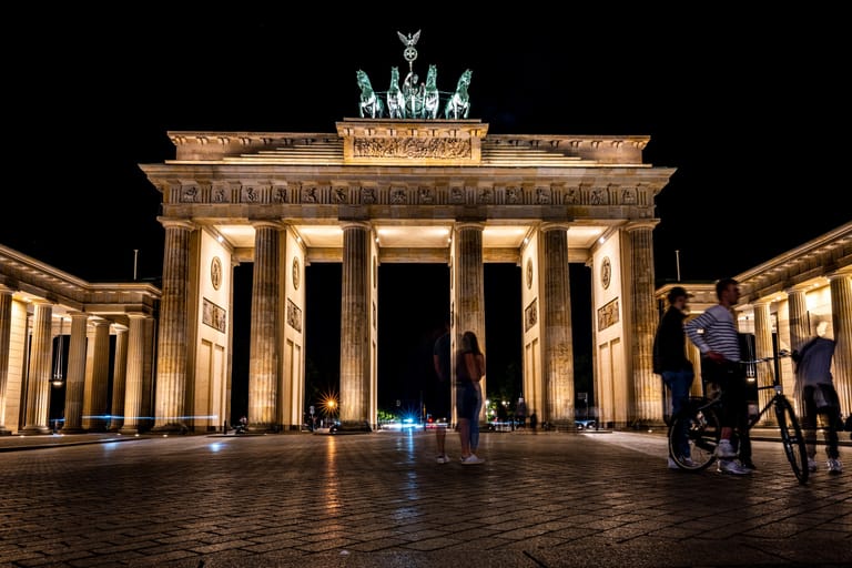 So sieht das Brandenburger Tor bislang nachts aus (Symbolbild): Doch das könnte sich ändern.