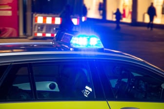 Einsatzwagen der Polizei (Symbolfoto): Zwei Männer haben einen 36-Jährigen in Bremen attackiert.