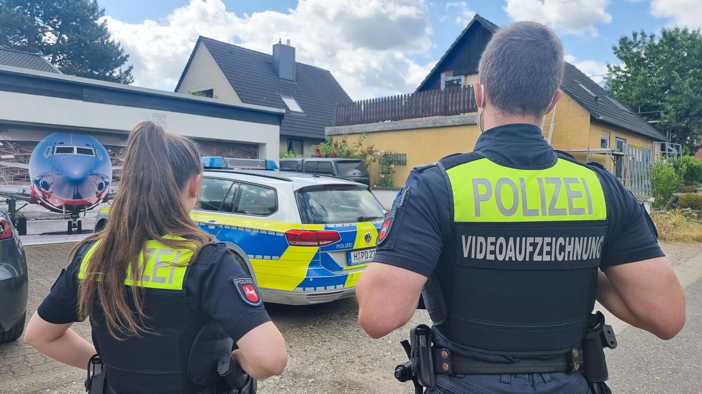 Die Polizei sperrt ein Haus im Wennigsen am Deister (Region Hannover), wo die Beamten eine Frau und einen Mann leblos auffanden.