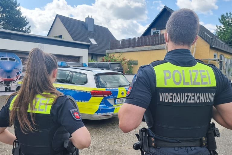 Die Polizei sperrt ein Haus im Wennigsen am Deister (Region Hannover), wo die Beamten eine Frau und einen Mann leblos auffanden.