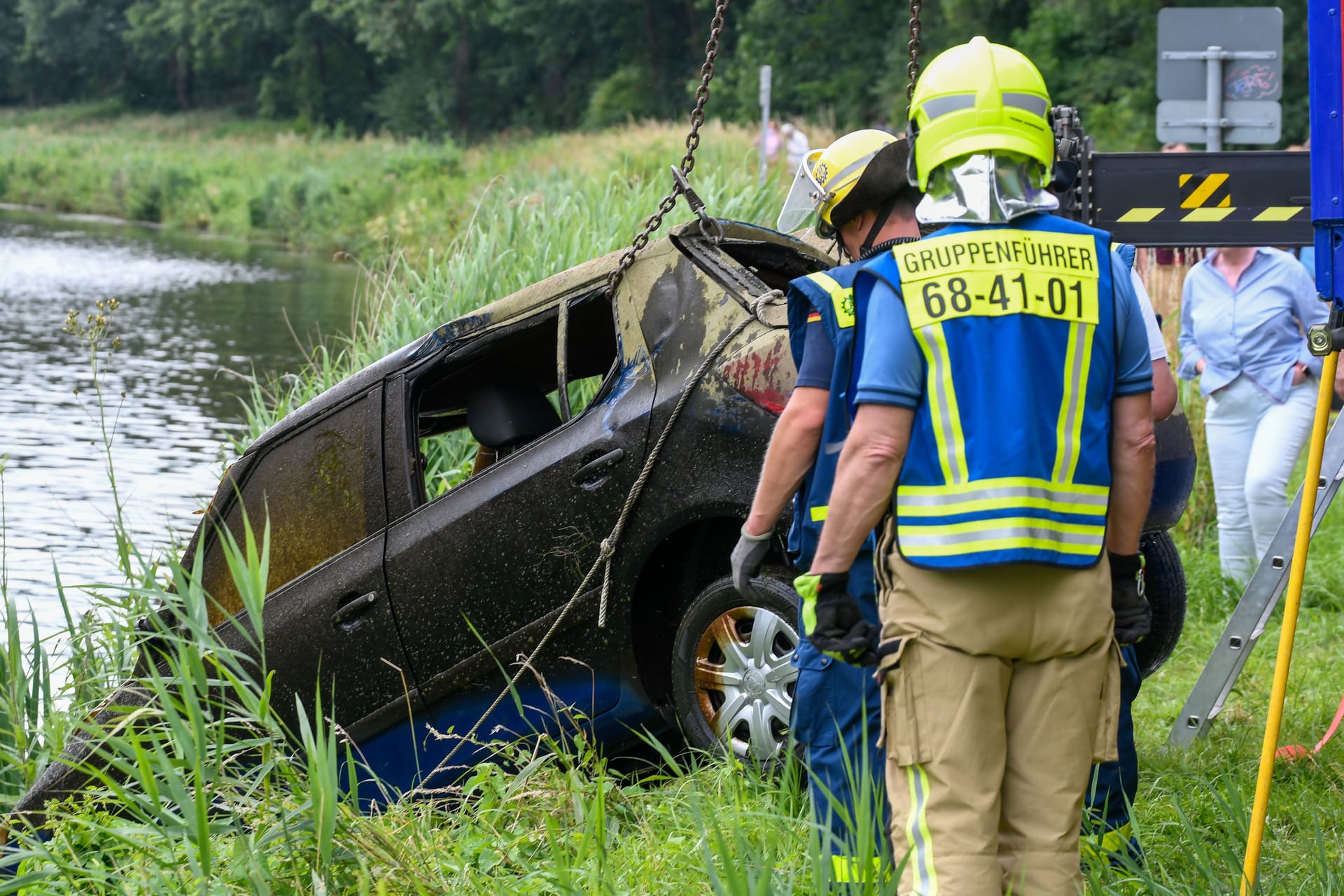 Das Auto wird aus dem Kanal gezogen.