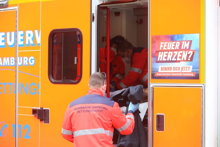 Rettungskräfte der Feuerwehr Hamburg (Symbolbild): Sie arbeiten laut Gewerkschaft inzwischen am Limit.