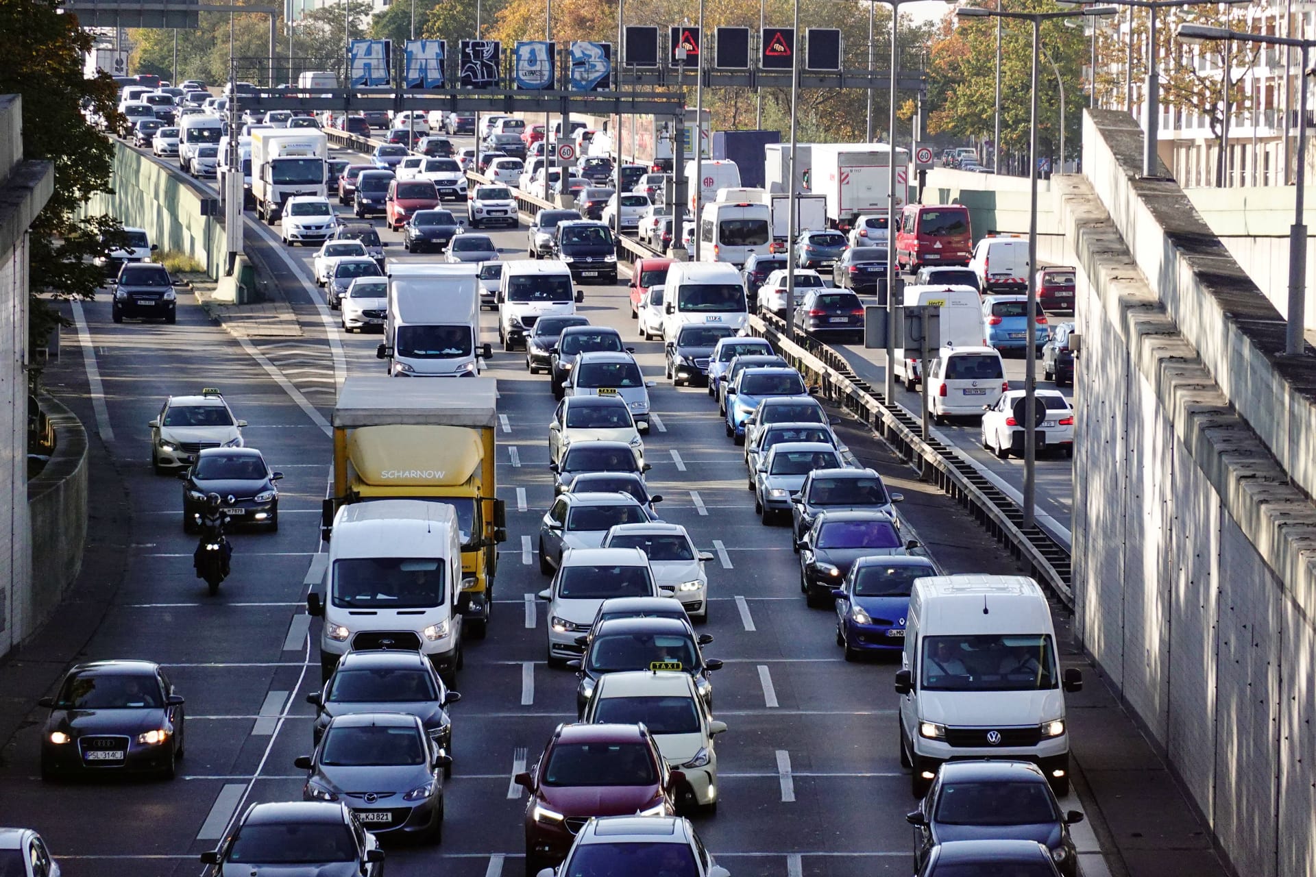 Stau auf der A100 (Archiv): Immer wieder kommt es auf der Autobahn zu Protestaktionen.