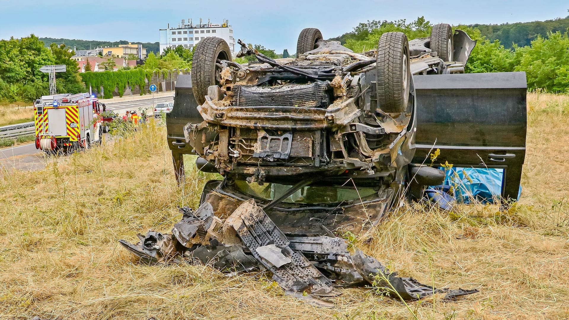 Schwerer Unfall Abfahrtsbereich A81 Korntal-Münchingen Transporter mit mehreren Personen besetzt in Dachlage – mindestens eine Person eingeklemmt - 6 zum Teil schwerverletzte