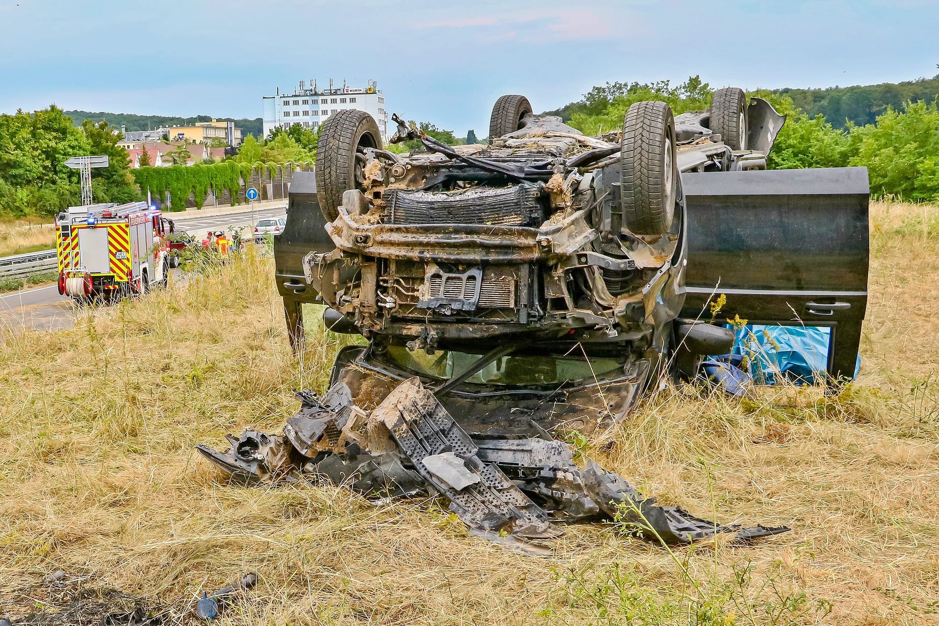 Schwerer Unfall Abfahrtsbereich A81 Korntal-Münchingen Transporter mit mehreren Personen besetzt in Dachlage – mindestens eine Person eingeklemmt - 6 zum Teil schwerverletzte