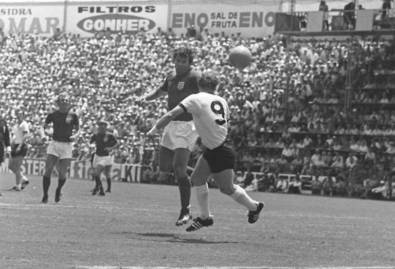 Sein berühmtestes Tor: Seeler erzielt per Hinterkopf den 2:2-Ausgleich gegen England im WM-Viertelfinale 1970. Die DFB-Elf siegt 3:2 nach Verlängerung, scheitert aber im Halbfinale im "Jahrhundertspiel" gegen Italien und wird beim Turnier in Mexiko am Ende Dritter.
