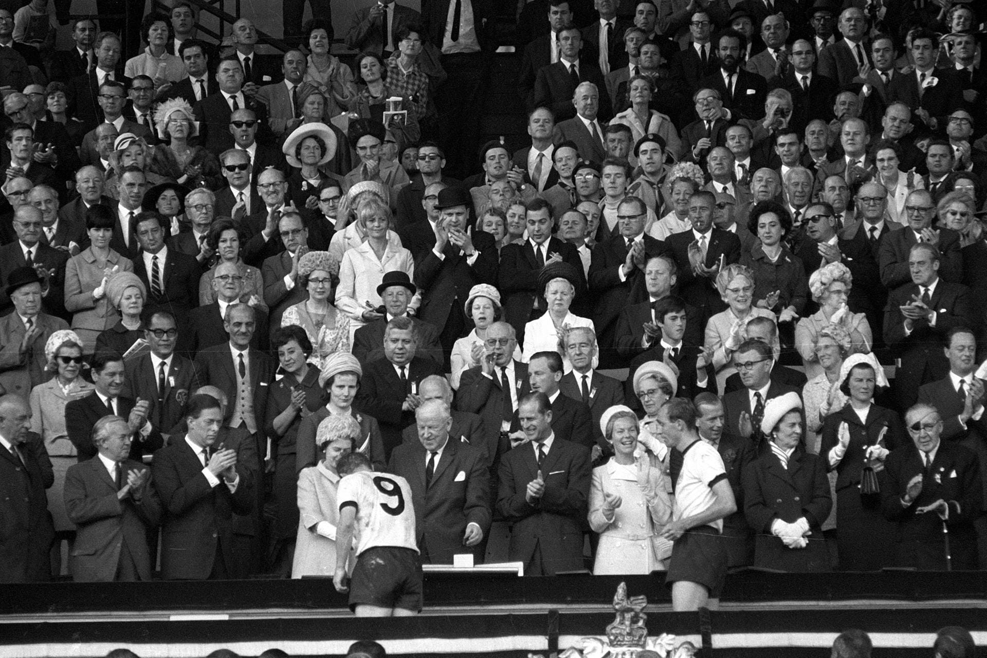 Fairer Verlierer: Seeler (Nr. 9) führt die deutsche Mannschaft zur Siegerehrung nach dem verlorenen WM-Finale 1966 gegen England (2:4 n.V.). Auf der Tribüne des Wembleystadions schüttelt er der Queen die Hand. Die Partie wurde durch das legendär gewordene Wembley-Tor, das keines war, zugunsten der Gastgeber entschieden. Seelers Verhalten als fairer Verlierer nach der bitteren Niederlage brachte ihm große Anerkennung ein.