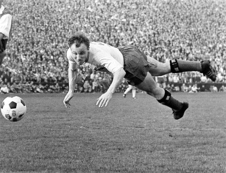 In seinem Element: Seeler war bekannt für Tore aus allen Lagen. Trotz seiner Körpergröße von nur 1,70 Meter auch oft mit dem Kopf. In der ersten Bundesliga-Saison 1963/64 wurde "Uns Uwe" mit 30 Treffern Torschützenkönig.