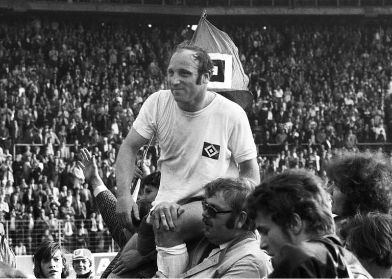 Ein Leben für den HSV: Seeler wird bei seinem Abschiedsspiel am 1. Mai 1972 auf Schultern durch das Volksparkstadion getragen. Trotz Millionen-Offerten von Inter Mailand und anderen internationalen Top-Klubs blieb er immer an der Elbe. Er erzielte 489 Tore in 579 Einsätzen für die Rothosen.