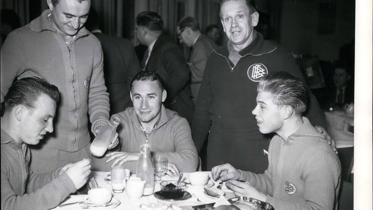 Seeler und die Nationalelf: Sein Debüt für die DFB-Elf feierte er schon im Jahr 1954 mit 17 Jahren unter Weltmeister-Trainer Sepp Herberger. Hier sitzt Seeler (l.) Ende 1954 zusammen mit Jupp Posipal, Herbert Erhardt, Herberger und Claus Stürmer bei einem Lehrgang im hessischen Grünberg beisammen.