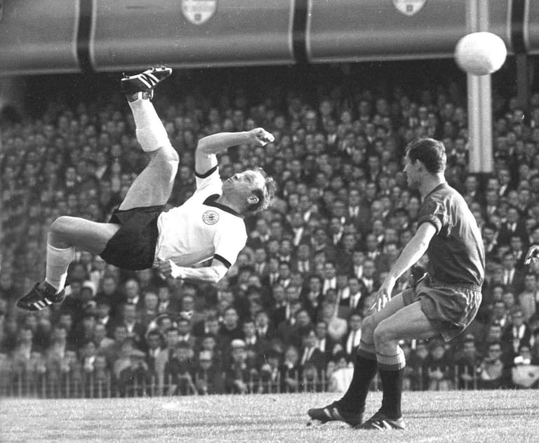 Artistisch: In 72 Länderspielen schoss Seeler 43 Tore. Sein spektakulärer Fallrückzieher im WM-Gruppenspiel gegen Spanien 1966 fand jedoch nicht den Weg ins Tor.
