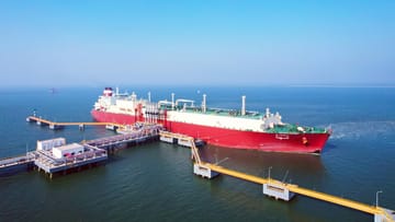 LNG-Lieferung aus Katar am chinesischen Hafen Tianjin: Um von russischem Gas loszukommen, will Deutschland nun zwei Flüssigerdgas-Terminals bauen.