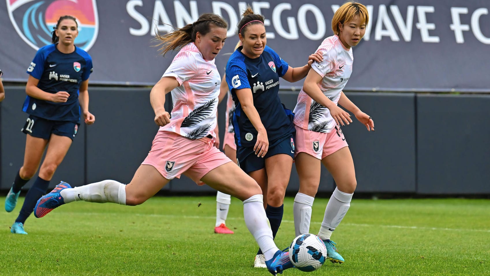 NWSL Challenge Cup: Spielerinnen des Angel City FC in einer Partie gegen San Diego.