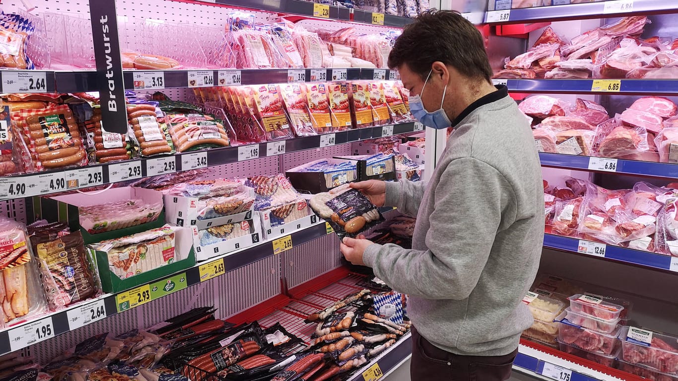 Fleischwaren in einem deutschen Discounter: Aldi kündigte an, die Fleischpreise zu senken.