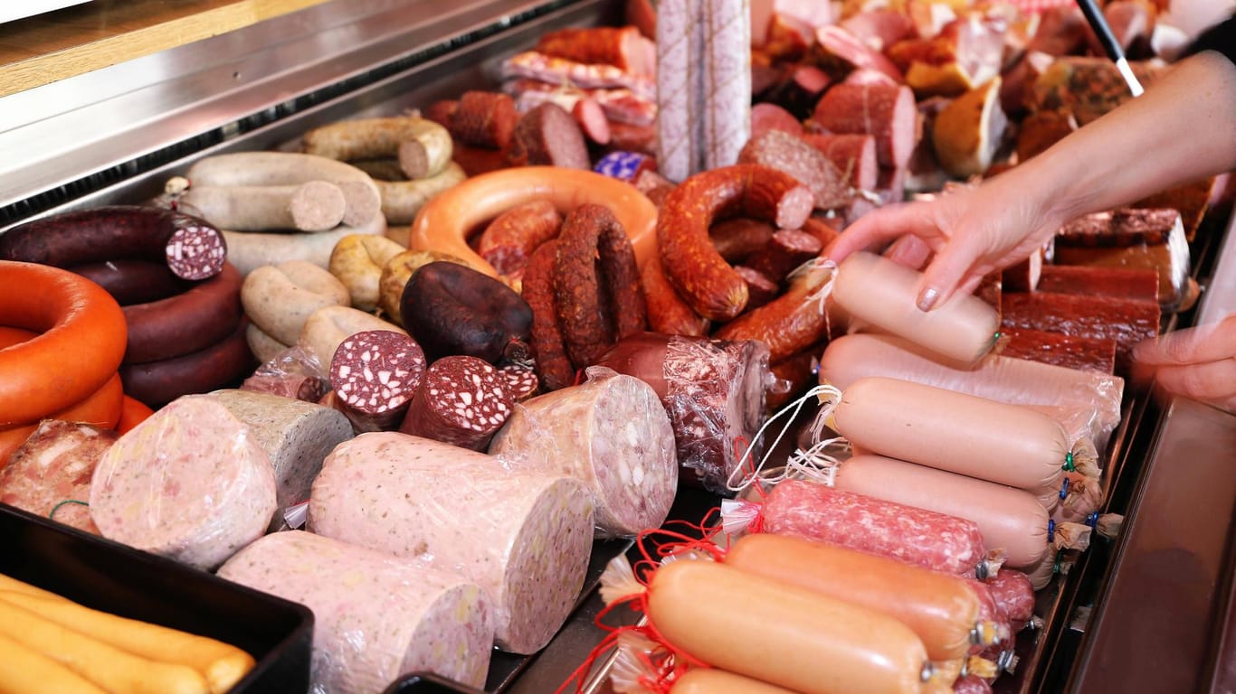 Wursttheke in einer Metzgerei (Symbolbild): Der Auftrieb bei den Fleischpreisen hat sich zunächst gestoppt.