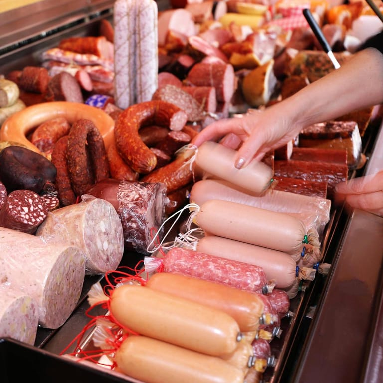 Wursttheke in einer Metzgerei (Symbolbild): Der Auftrieb bei den Fleischpreisen hat sich zunächst gestoppt.
