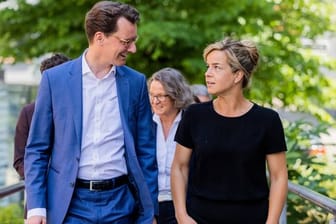 Ministerpräsident Hendrik Wüst und Grünen-Spitzenkandidatin Mona Neubaur regieren womöglich bald miteinander.