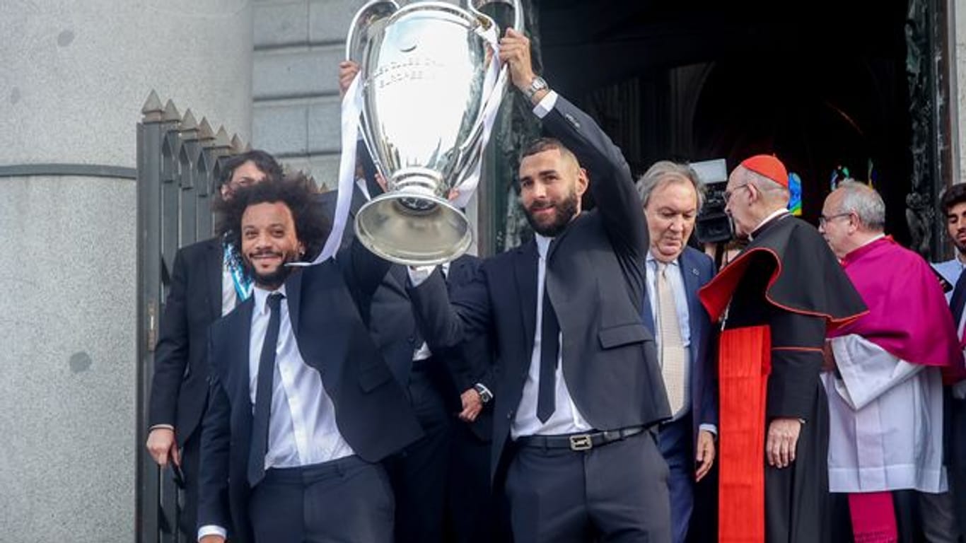 Das ist das Ding: Marcelo (l) und Karim Benzema präsentieren den Königsklassenpott in Madrid.