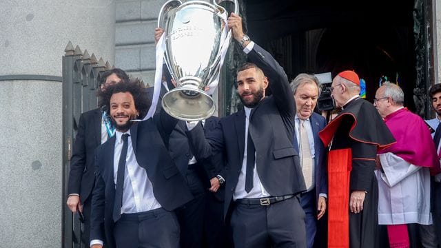 Das ist das Ding: Marcelo (l) und Karim Benzema präsentieren den Königsklassenpott in Madrid.