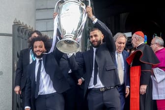 Das ist das Ding: Marcelo (l) und Karim Benzema präsentieren den Königsklassenpott in Madrid.