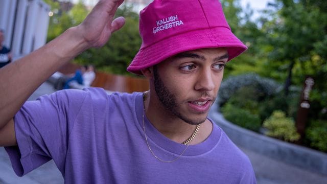 Sänger Malik Harris mit einem Fischerhut, Bucket Hat (Eimer-Hut) genannt.